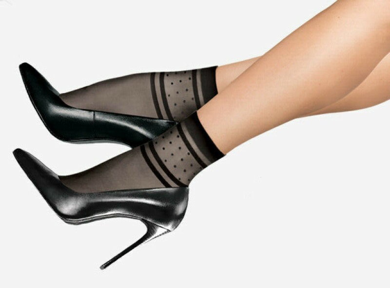 Nylonsöckchen: ein unauffälliges Detail, das Ihr Outfit verändert